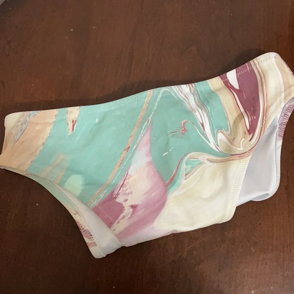 ๐ Cupshe Marble Bikini Bottom - Picture 11 of 17